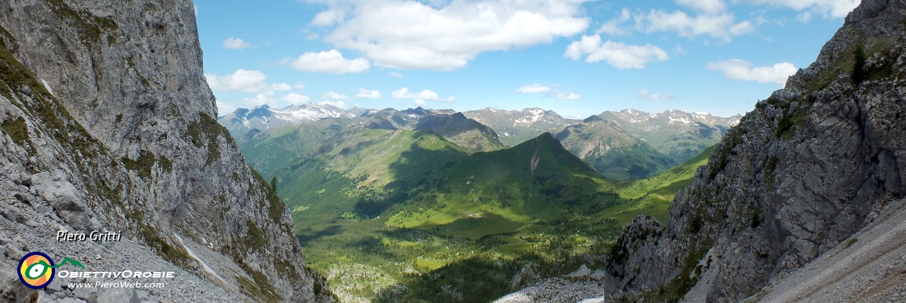 42 Dal canalone-ghiaione vista panoramica....jpg